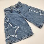 Compleu fete cu tricou si pantaloni de blug.