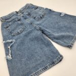 Compleu fete cu tricou si pantaloni de blug.