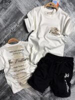 Set cu tricou și pantaloni scurți din tricot de bumbac.
