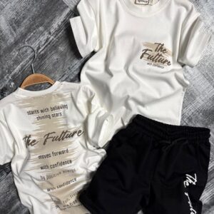 Set cu tricou și pantaloni scurți din tricot de bumbac.