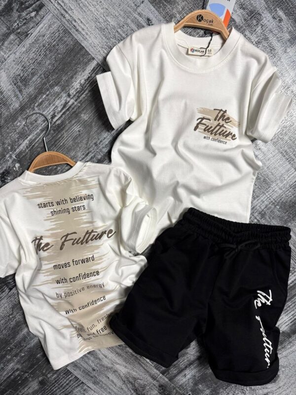 Set cu tricou și pantaloni scurți din tricot de bumbac.