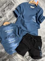 Set cu tricou și pantaloni scurți din tricot de bumbac.