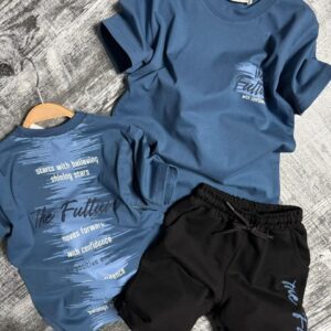 Set cu tricou și pantaloni scurți din tricot de bumbac.