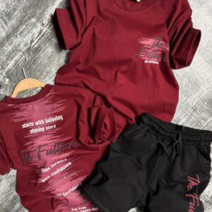 Set cu tricou și pantaloni scurți din tricot de bumbac.