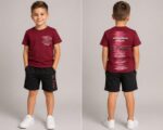 Set cu tricou și pantaloni scurți din tricot de bumbac.