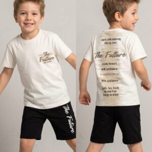 Set cu tricou și pantaloni scurți din tricot de bumbac.
