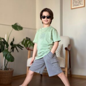 Set cu tricou și pantaloni scurți pentru baieti "Joy"- verde/gri