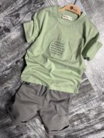 Set cu tricou și pantaloni scurți pentru baieti "Joy"- verde/gri