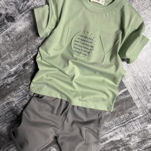 Set cu tricou și pantaloni scurți pentru baieti "Joy"- verde/gri
