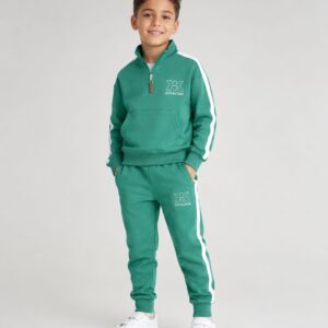 Băiat îmbrăcat într-un compleu sport verde mentă pentru copii, realizat din 90% bumbac și 10% elastan.