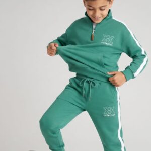 Băiat îmbrăcat într-un compleu sport verde mentă pentru copii, realizat din 90% bumbac și 10% elastan.