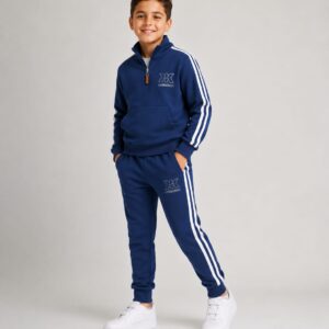 Băiat îmbrăcat într-un compleu sport albastru pentru copii, realizat din 90% bumbac și 10% elastan.