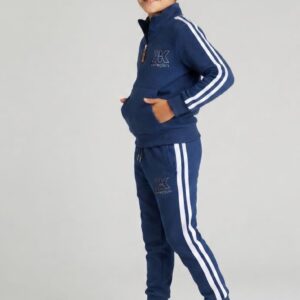 Băiat îmbrăcat într-un compleu sport albastru pentru copii, realizat din 90% bumbac și 10% elastan.